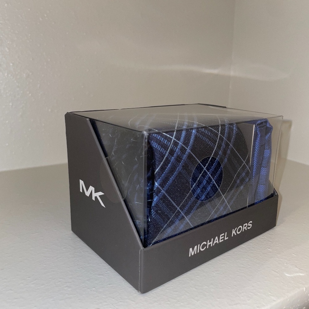 Michael Kors Tie & Pocket Square Gift Set